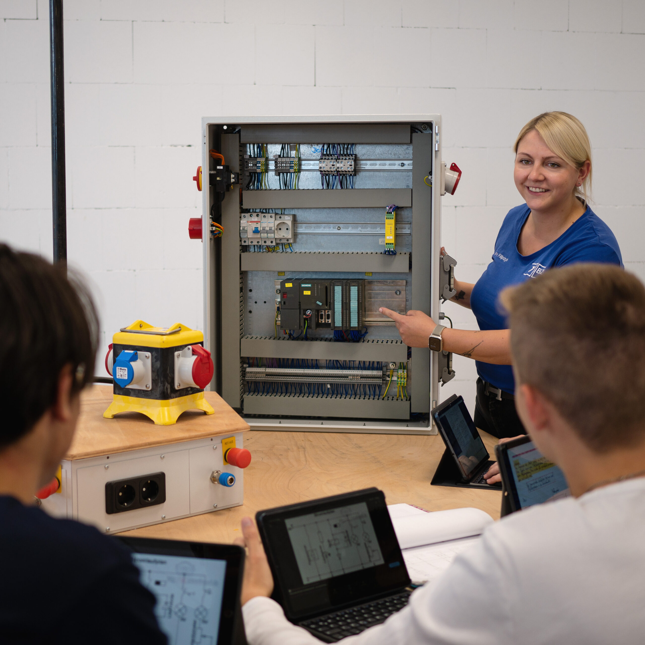 Industriemeister_Julia_Elektro_Azubis_1