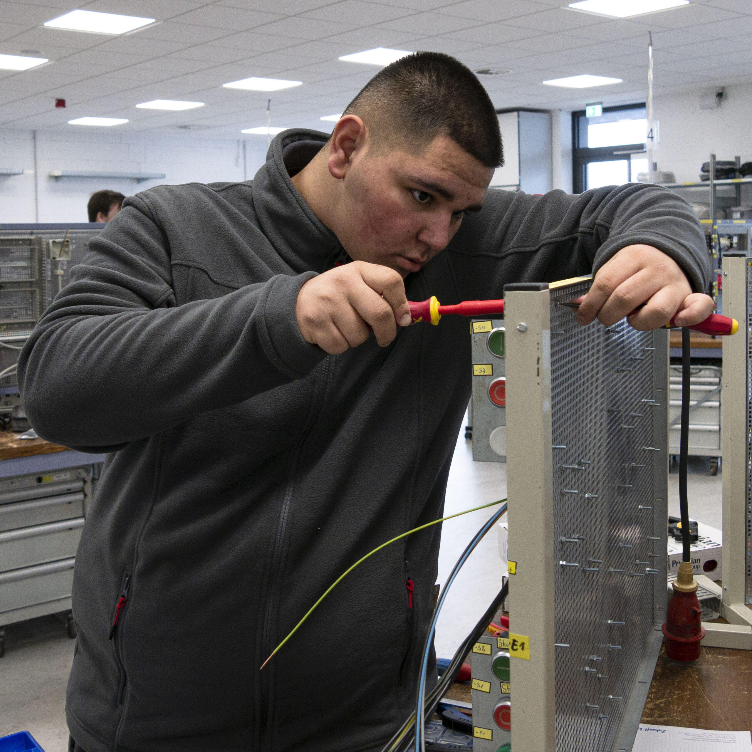 P1120090_Elektrogrundausbildung_Schützschaltung_2