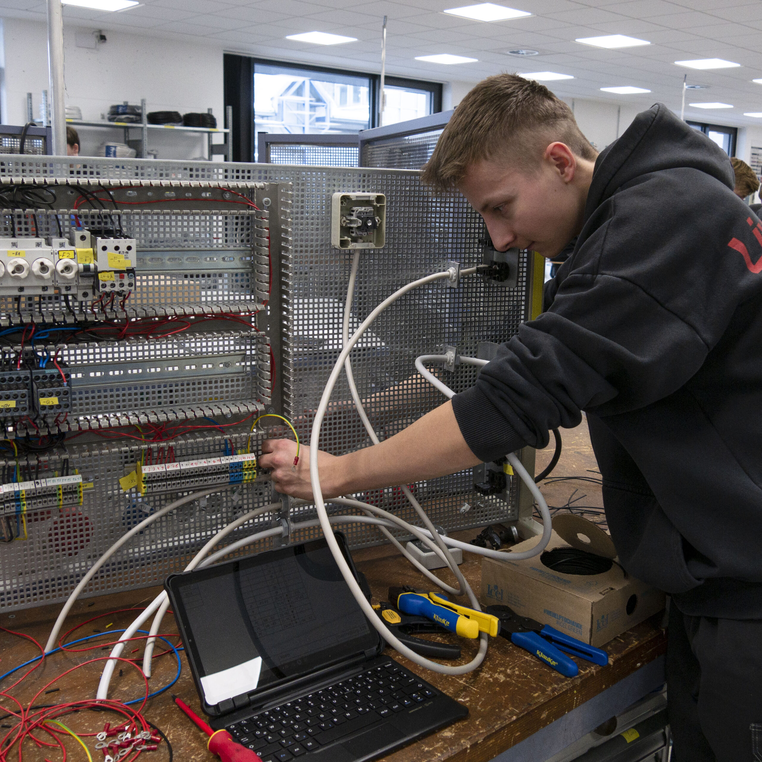 P1120123_Elektrogrundausbildung_Schützschaltung_3_1