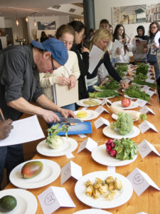 An einer langen Tafel galt es, Gemüsesorten und Kräuter zu erkennen.