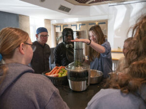 Sichtlich Spaß hatten die Sekundarschülerinnen und -schüler beim Zubereiten von gesunden Power-Smoothies.